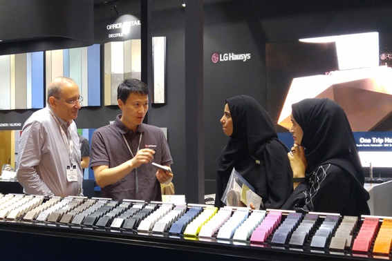 LG하우시스 직원이 아랍에미리트 두바이에서 열리는 '국제 인테리어자재 전시회'에서 전시관을 방문한 고객에게 인조대리석 '하이막스' 제품을 설명하고 있다.[사진=LG하우시스]