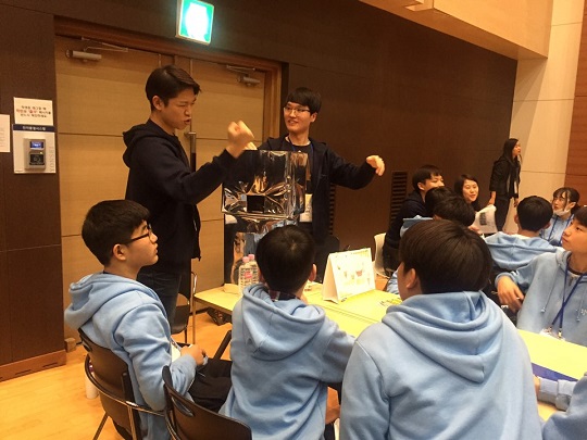 지난 11일 인천 송도 연세대학교 국제캠퍼스에서 열린 대학전공박람회에서 학생들이 전기전자공학 전공에 대해 설명을 듣고 있다.ⓒEBN 김나리 기자