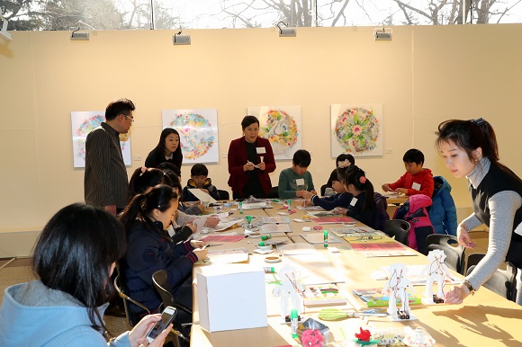 포스코갤러리를 방문한 포항지역 어린이들이 과학원리를 이용해 예술작품 만들기 체험을 하고 있다.