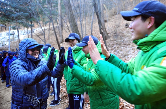 14일 서울 우면산에서 열린 에쓰오일 신년 산행 행사에서 오스만 알 감디 CEO(왼쪽)가 올해 입사한 신입사원 등 임직원들과 하이파이브를 나누며 격려하고 있다.[사진=에쓰오일]