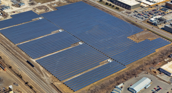 한화큐셀이 미국 인디애나폴리스 Maywood에 2014년 4월건설한 10.86MW 규모의 태양광 발전소 [제공=한화그룹]