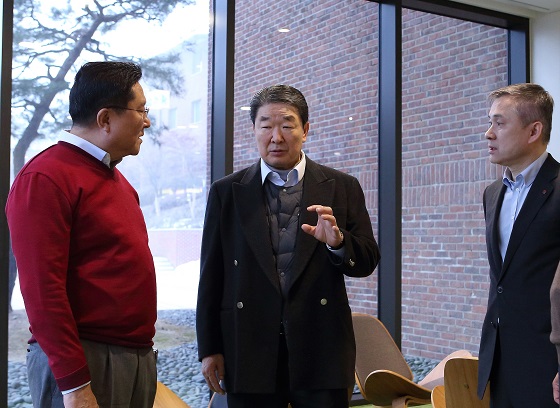 구본준 LG 부회장(사진 가운데)이 한상범 LG디스플레이 부회장(왼쪽), 하현회 LG 사장과 의견을 나누고 있다. ⓒLG