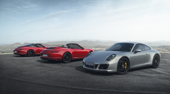 (왼쪽부터)911 타르가 4 GTS, 911 카레라 4 GTS 카브리올레, 911 카레라 4 GTS. ⓒ포르쉐