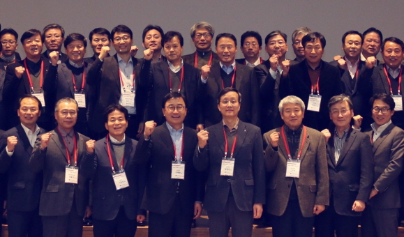 1월 20일 경기도 화성시 에프에스티에서 LG이노텍 박종석 사장(앞줄 오른쪽에서 네 번째)이 협력사 대표들과 '2017년 공정거래 및 동반성장협약'을 체결했다. [제공=LG이노텍]
