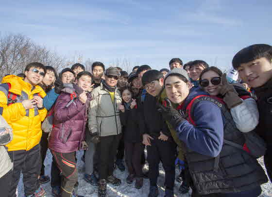 박삼구 금호아시아나그룹 회장(앞줄 왼쪽 세번째)이 21일 경기도 광주 태화산에서 신입사원들과 기념촬영을 하고 있다.ⓒ금호아시아나그룹