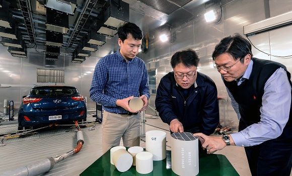현대·기아자동차 남양연구소 배기촉매리서치랩/배기개발팀 연구원들이 배출가스 저감 장치 촉매 연구를 하고 있는 모습.ⓒ현대·기아자동차