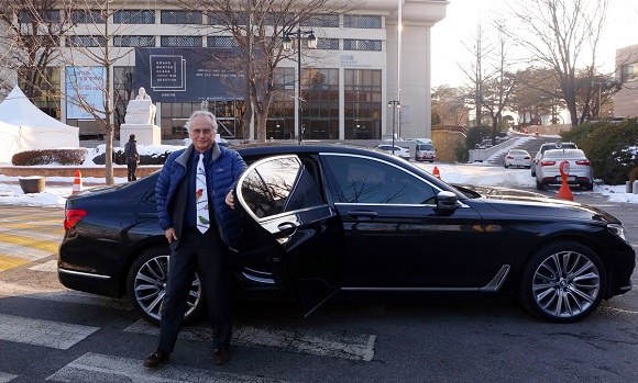 리처드 도킨수 옥스퍼드대 교수가 국내의전차량으로 제공된 BMW 뉴 7과 기념촬영을 하고 있다.ⓒBMW그룹코리아