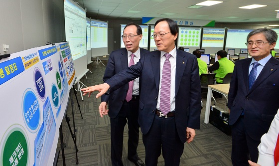 김용환 NH농협금융지주 회장(왼쪽에서 두 번째)이 23일 의왕시 포일동에 위치한 NH통합IT센터를 방문해 전산시스템 점검 상황을 보고 받고 있다.ⓒ농협금융지주
