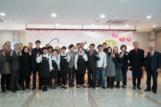 24일 서울 서초구 심산문화센터 까리따스 늘봄 카페 개점식에서 관계자들이 기념촬영을 하고 있다.
