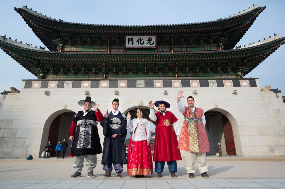 경복궁을 방문해 한복과 고궁 체험을 한 삼성SDI 헝가리법인 직원들