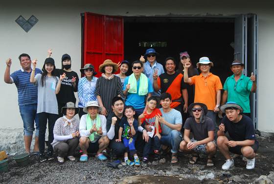 봉사활동에 참가한 대한항공 사내봉사단원들이 현지 주민들과 함께 기념 사진을 찍고 있는 모습.ⓒ대한항공