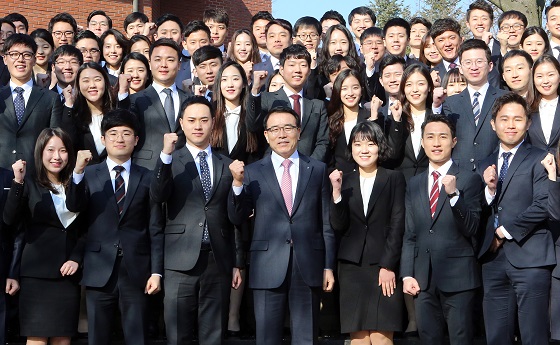 6일 경기도 기흥 소재 신한은행 연수원에서 조용병 신한은행장(앞줄 정가운데)과 신입행원들이 함께 파이팅을 외치고 있다.ⓒ신한은행