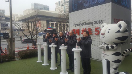 황창규 KT 회장(왼쪽 세번째)이 8일 서울 광화문 KT스퀘어 정문 앞에 위치한 미디어큐브에서 임직원들과 함께 평창동계올림픽 ‘G-365’를 맞아 완벽한 통신망·방송망 운영과 성공적인 5G 시범 서비스를 위한 기념행사에 참석하고 있다. ⓒEBN
