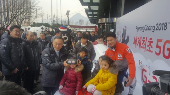 황창규 KT 회장(왼쪽 두 번째)이 8일 서울 광화문 KT스퀘어 앞에서 평창동계올림픽 ‘G-365’을 기념해 어린이 모델들과 기념사진을 찍고 있다. ⓒEBN