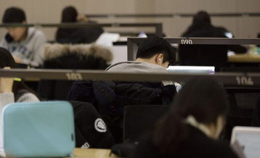 서울의 한 대학교 도서관에서 취업 공부를 하고 있는 재학생들의 모습.ⓒ연합뉴스