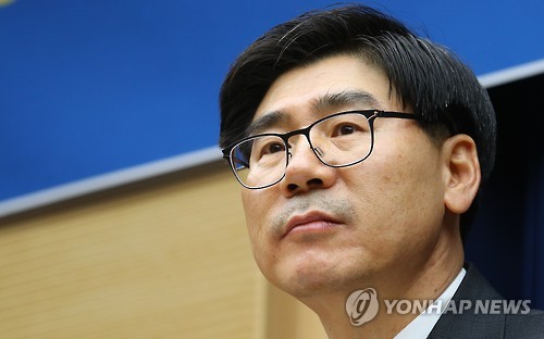 이광구 우리은행장은 지난달 민영화 후 첫 기자회견에서 지주사 전환 의사를 밝혔다. 사진=연합뉴스