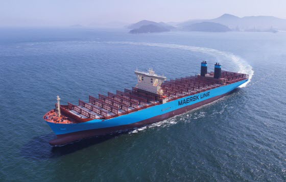 대우조선해양이 건조한 머스크라인(Maersk Line)의 1만8000TEU급 컨테이너선 전경