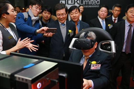 김성태 새누리당 의원이 10일 서울 마포구 누리꿈스퀘어에서 '한국 가상·증강현실 콤플렉스(KOVAC)' 개소식이 열린 가운데 제막식 후 디지털 파빌리온에서 VR 콘텐츠를 시연하고 있다.ⓒ미래창조과학부