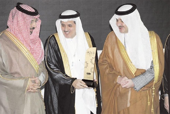포스코의 주요 고객사인 사우디 APC가 세계 최대 석유생산 회사인 사우디 아람코로부터 '최우수 로컬공급사상'을 수상했다. (왼쪽부터) 칼리드 알 팔리(H.E. Khalid Al Falih)아람코 CEO, 유세프 아발카일(Yousef Abalkhaill) APC 이사회 의장, 사우드 빈 나이프 빈 압둘라지즈(Saud bin Naif bin Abdulaziz)사우디 동부 통치자ⓒ포스코