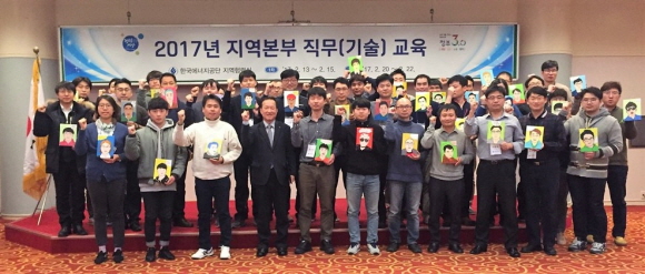 13일 열린 청렴결의대회에서 한영로 한국에너지공단 이사(앞줄 왼쪽에서 네 번째)와 검사원들이 청렴결의를 다지며 기념촬영을 하고 있다. [사진=한국에너지공단]