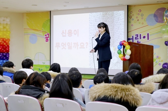 우리카드는 13일부터 이틀간 서울 동대문구 마장초등학교에서 1사1교 금융교육을 실시했다.ⓒ우리카드