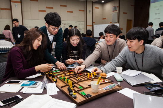 SK이노베이션 2017년도 신입사원들이 팀을 이뤄 교육 프로그램을 수행하고 있다. [사진=SK이노베이션]