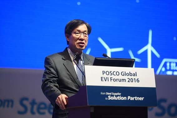 권오준 포스코 회장이 지난해 인천 송도 컨벤시아에서 열린 '2016년 포스코 글로벌 EVI포럼'에서 기조연설을 하고 있다.ⓒ포스코