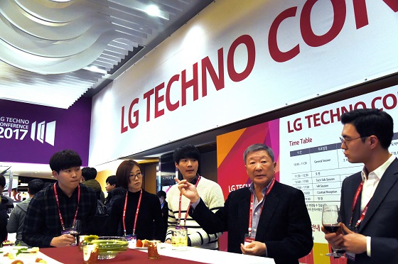 구본무 LG 회장이 15일 서울 코엑스 인터컨티넨탈 호텔에서 열린 'LG 테크노 콘퍼런스'에서 석·박사 R&D 인재들과 대화를 나누고 있다. ⓒLG그룹 