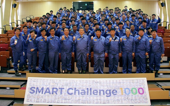 포스코에너지 윤동준 사장(앞줄 가운데)과 인천발전소 전직원이 ‘SMART Challenge 1000’ 달성을 다짐하며 파이팅을 외치고 있다.