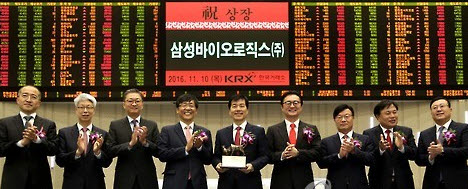 삼성바이오로직스는 한국거래소가 2015년 11월 유가증권시장 상장요건을 낮춤에 따라 1년 뒤 증권시장에 입성했다. ⓒ연합뉴스