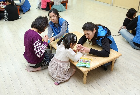 알리안츠생명 직원들이 지난 16일 서울 에델마을에서 미술놀이 봉사활동중인 모습. ⓒ알리안츠생명