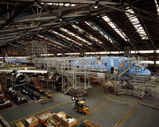 민항기 MRO(중정비) 공장에서 나란히 점검을 받고 있는 2대의 보잉 747-400 모습.ⓒ대한항공