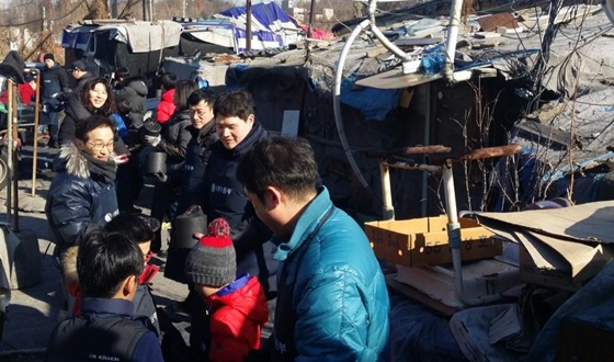 지난 주말 동부 이웃사랑나눔위원회와 임직원 자녀들이 서울 강남구 개포동 구룡마을을 찾아 어려운 이웃을 위한 연탄 나눔 봉사활동을 펼쳤다. ⓒ동부