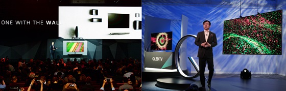CES 글로벌 프레스 컨퍼런스에서 'LG 시그니처 올레드 TV W'를 소개하고 있는 LG전자(왼쪽)와 차세대 TV 'QLED'를 소개하고 있는 김현석 삼성전자 영상디스플레이사업부 사장(오른쪽)