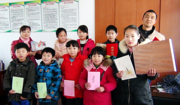 두산인프라코어 중국법인은 '두산희망소학교'를 설립해 중국 청소년들의 학업을 지원하고 있다. 2016년 개최한 두산희망소학교 사생대회에 참가한 학생들.ⓒ두산인프라코어