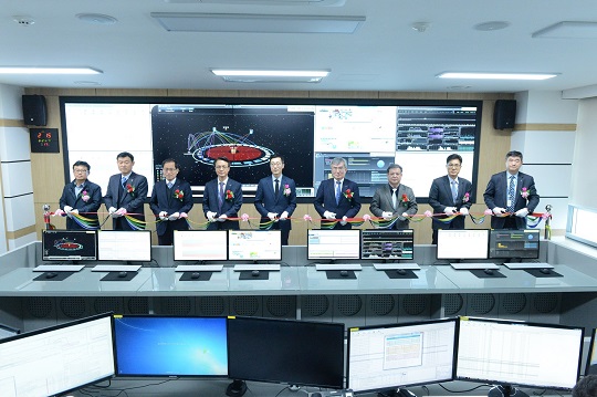 지난 21일 이승훈 한국가스공사 사장(오른쪽 4번째)과 임직원들이 사이버 관제센터를 개소식을 개최하고 있다. [사진=한국가스공사]
