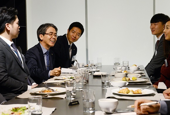 이윤배 NH농협손해보험 대표이사(왼쪽 두번째)와 임직원들이 23일 아침식사를 하며 다양한 의견을 공유하고 있다. ⓒNH농협손해보험