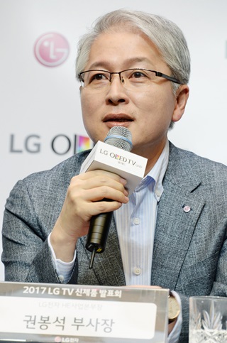 권봉석 LG전자 HE사업본부장(부사장)이 올해 LG전자 TV사업 전략에 대해 설명하고 있다. ⓒLG전자