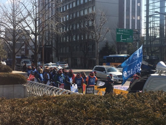현대중공업 노조가 지난 10일 현대중공업 계동사옥 앞에서 서울 상경집회를 벌이고 있다.ⓒEBN