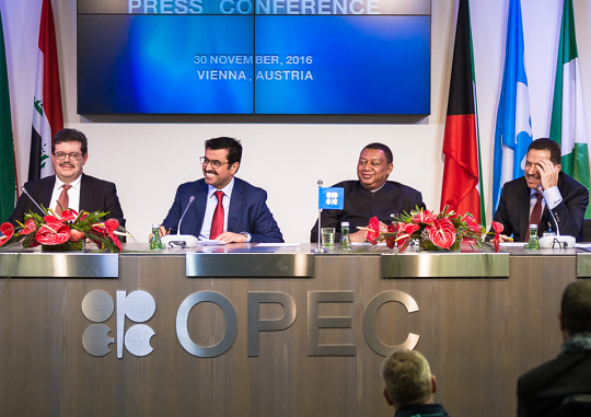 지난해 11월 30일 오스트리아 비엔나 OPEC 사무국에서 열린 정기총회에서 주요 관계자들이 회의결과를 공식 발표하고 있다. ⓒOPEC 홈페이지