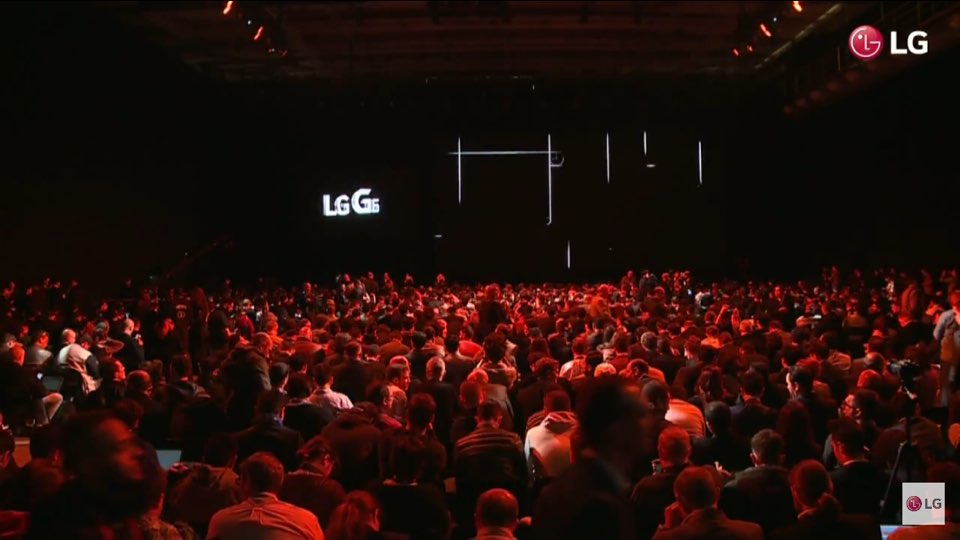 LG G6 공개행사에 2000명 이상이 몰리며 국내외 언론들의 취재 열기가 후끈 달아올랐다.