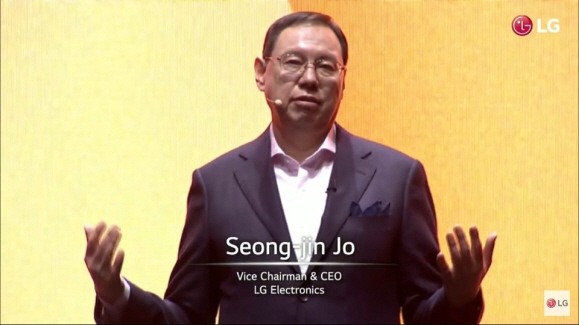 LG전자 CEO 조성진 부회장이 G6 소개에 앞서 인사말을 하는 모습