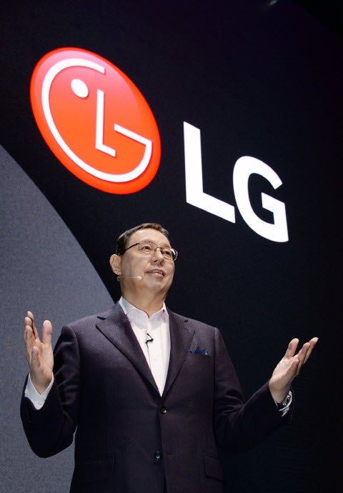 LG전자는 세계 최대 모바일 박람회 MWC 개막을 하루 앞두고 전 세계의 관심이 집중된 가운데 산 호르디 클럽(Sant Jordi Club)에서 LG G6 공개행사를 26일(현지시간) 열었다. 
LG전자 CEO 조성진 부회장이 인사말을 하고 있다. ⓒLG전자