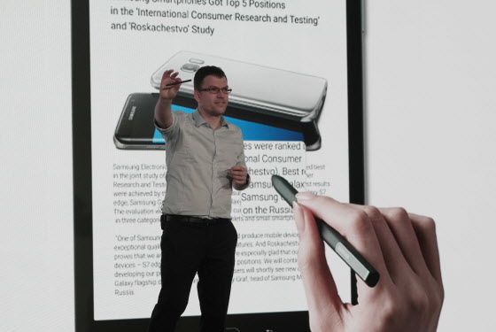 삼성전자 유럽제품 포트폴리오 담당 마크 노튼(Mark Notton)이 갤럭시 탭S3를 소개하고 있다. ⓒ삼성전자