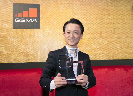 삼성전자 '갤럭시 S7 엣지'가 세계이동통신사업자협회(GSMA)에서 선정하는 올해 최고의 스마트폰 상을 수상했다. 시상식에 참석한 박준호 삼성전자 무선사업부  상무.
ⓒ