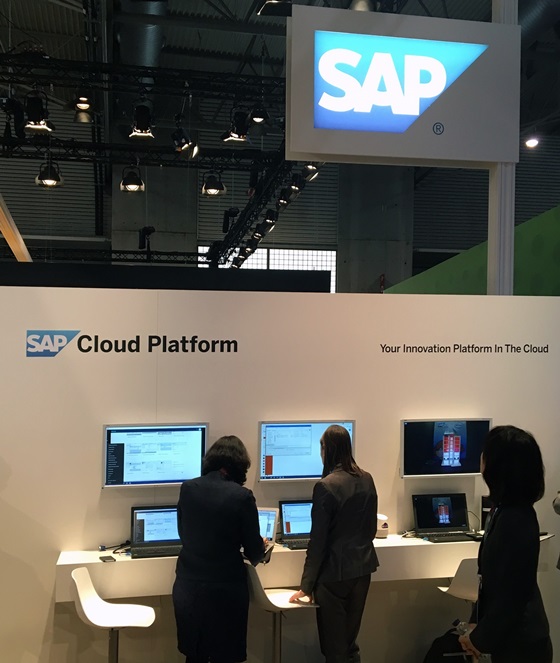 SAP가 27일(현지시간) '모바일 월드 콩그레스(Mobile World Congress) 2017'에서 'SAP 클라우드 플랫폼(SAP Cloud Platform)'을 시연하고 있다. ⓒSAP