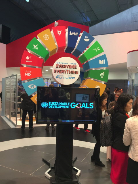 MWC 2017 현장 ‘Innovation City’ 구역에서 UN 17개 지속가능발전 목표가 형상화된 전시물과 ‘SDGs in Action’ 홍보 스탠드가 설치돼 있다. ⓒKT