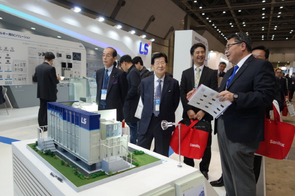 LS산전이 일본 도쿄에서 열린 국제 스마트그리드 엑스포 2017에 참가해 스마트에너지 토털 솔루션 전략 제품을 선보였다. LS산전 관계자가 관람객에게 직류(DC) 전력기기를 소개하고 있다.ⓒLS산전