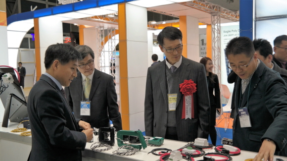 일본 PV EXPO 전시장에서 한국에너지공단 강남훈 이사장(가운데)이 한국관 참가기업을 방문해 의견을 듣고 있다. [사진=한국에너지공단]