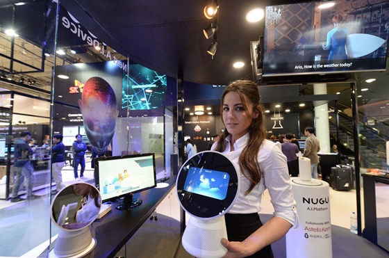 전문모델이 MWC 2017 SK텔레콤 전시 부스에서 차세대 AI 로봇을 소개하고 있는 모습.ⓒSK텔레콤